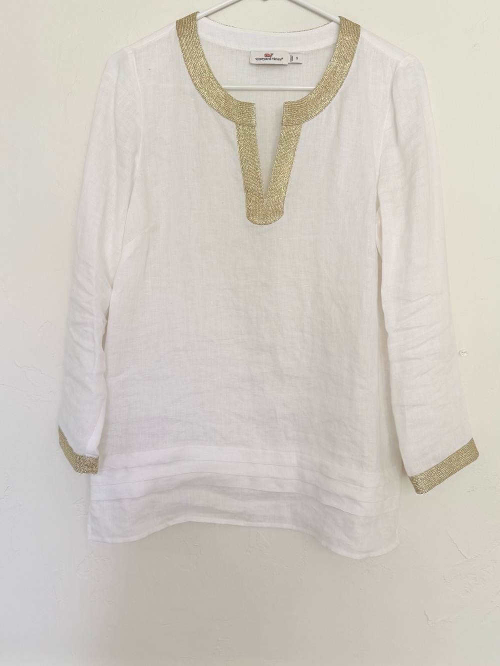 Vineyard Vines White Top with Gold Metallic Trim